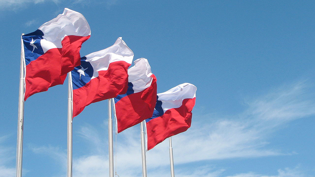 Chile_flags_in_Puerto_Montt